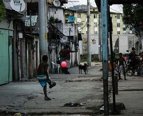 Dix-huit enfants des favelas brésiliennes photographient le foot