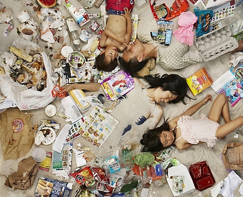 « 7 days of garbage » : Gregg Segal met les américains face à leurs déchets 
