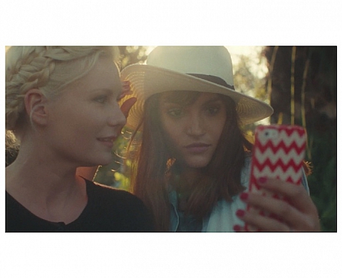 Kirsten Dunst et le réalisateur Matthew Frost dénoncent l'obsession du selfie dans un court métrage