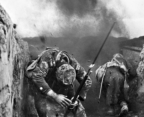 Exposition et installation les fusillés de Johann Soussi à l'Atelier du Fusil et dans le jardin Anne Frank pour le mois de la Photo OFF