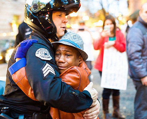 Ferguson : le câlin de la reconciliation