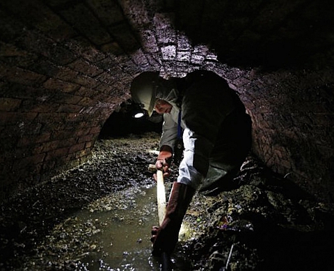 Un photographe dans les égouts de Londres : à la rencontre d'un « fatberg » 