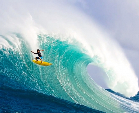 Zak Noyle affronte les dangereuses vagues tropicales