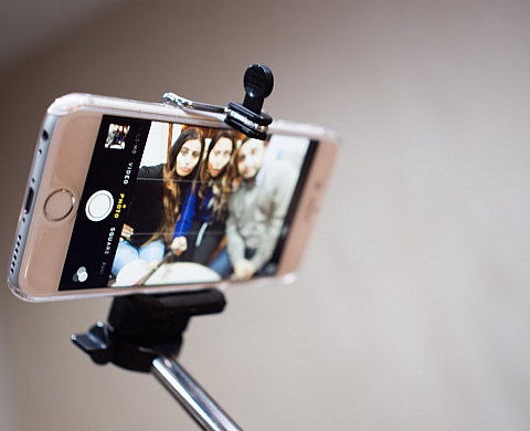 Le selfie-stick, nouvelle arme tendance... et interdite dans les stades