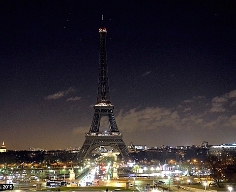 La Tour Eiffel endeuillée à son tour