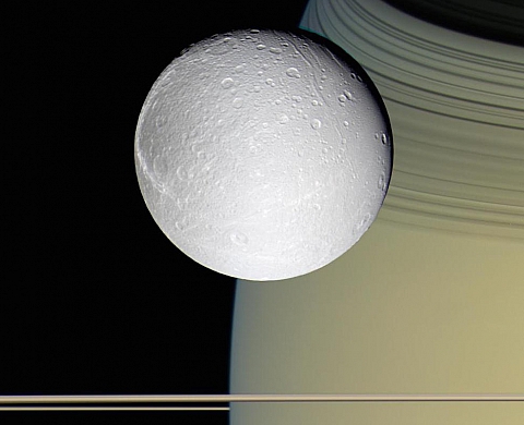 Découvrez Saturne sous toutes les couleurs 