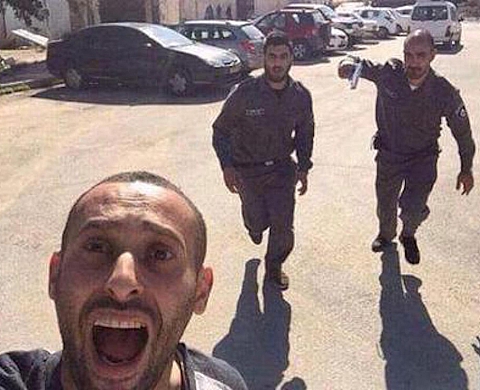 Mise en scène du selfie « course-poursuite » d'un rappeur palestinien