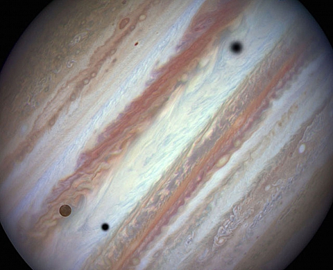 Spectaculaire : la photo des trois lunes de Jupiter 