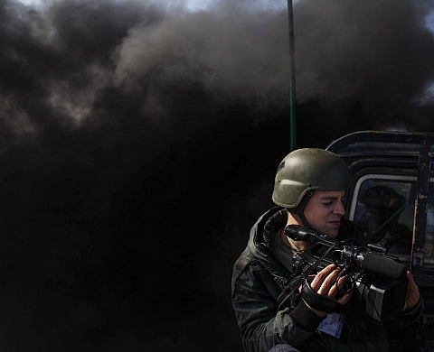 « Baptême du Feu » :  un documentaire inédit sur les pas d'un jeune photoreporter