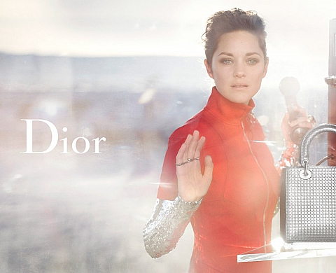 Marion Cotillard est pendue au téléphone en plein désert, pour Peter Lindbergh