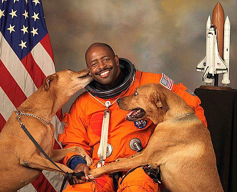 Beau portrait de famille de l'astronaute Leland Melvin et ses chiens