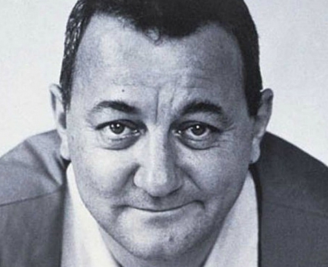 Coluche photographié sur le trône