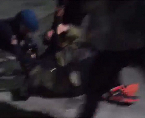 Un photographe battu par la police de Baltimore en pleine manifestation 