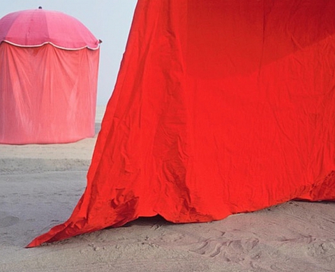 La rétrospective de John Batho rend hommage aux parasols de Deauville