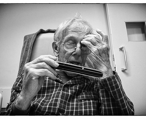 Un fils photographie son père atteint d'Alzheimer