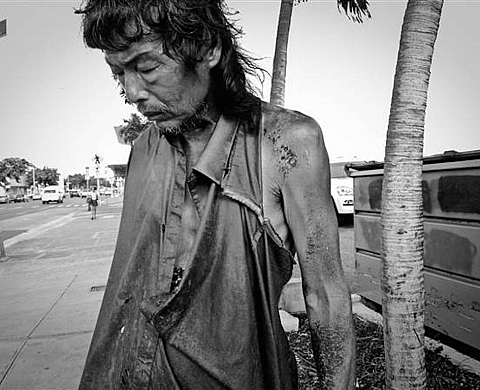 En reportage photo parmi les sans-abris, elle retrouve son père