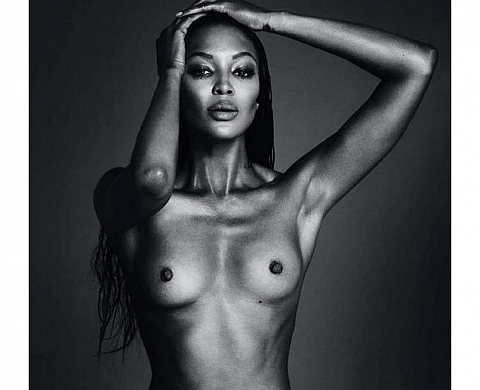 La «front de libération du téton» de Naomi Campbell 