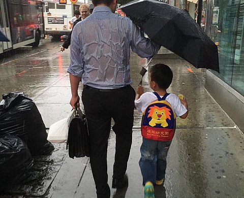 Au nom du père, du fils et du parapluie