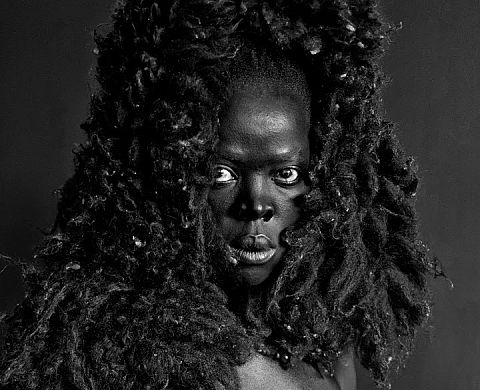 Le New York Times Magazine invite Zanele Muholi