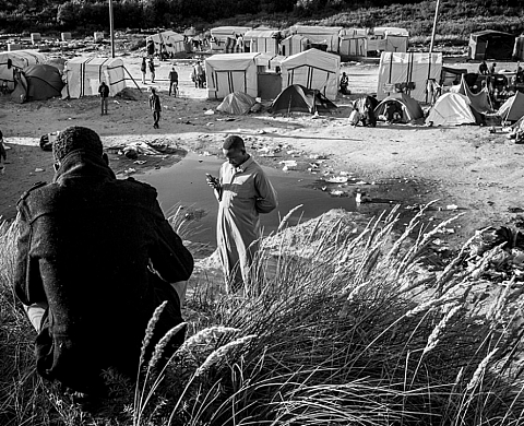Sarah Caron capture la jungle de Calais 