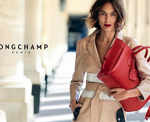 Alexa Chung pose pour Peter Lindbergh et Longchamp