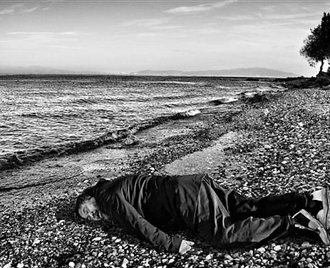 Ai Weiwei rejoue la photographie d'Aylan Kurdi à Lesbos