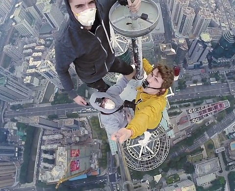 Selfie vertigineux pris à 384 mètres de hauteur !