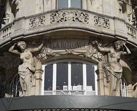Le combat de Facebook contre les statues aux seins nus
