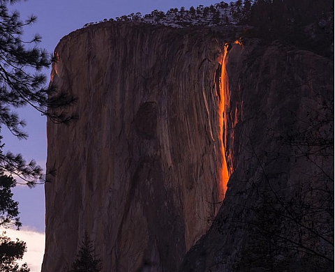 En photo : le spectacle rare d'une chute d'eau qui s'embrase