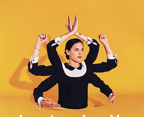 La pochette d'album trop parfaite de la chanteuse Jain par le studio parisien Paul&Martin 
