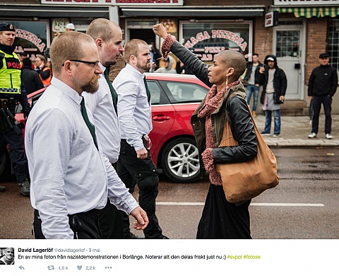 La photo d'un poing levé contre le néonazisme enflamme le web
