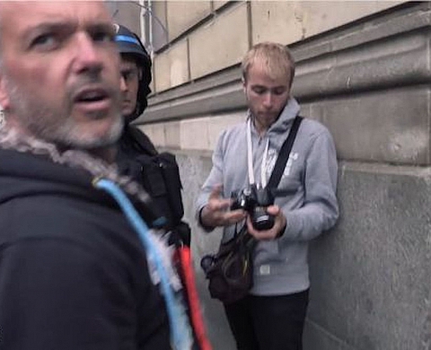 Un photographe obligé par les forces de l'ordre d'effacer ses clichés