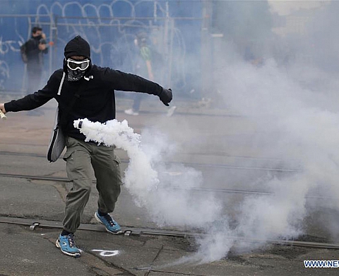La photo du manifestant à la raquette détournée sur le Web