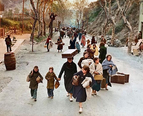 Voyage des réfugiés à travers le temps et les couleurs