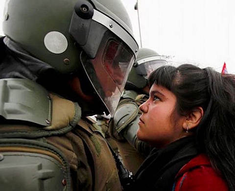 Photo virale : la colère du peuple chilien dans le regard d'une adolescente