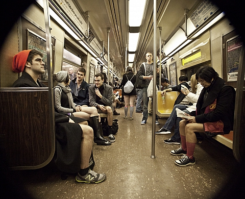 La journée sans pantalon dans le métro : un événement à découvrir en images