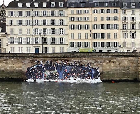 Un bateau de migrants fait naufrage sur la Seine... en trompe-l'oeil