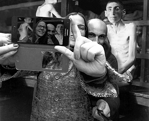  « Yolocaust », le photomontage qui dénonce les selfies pris au mémorial de la Shoah