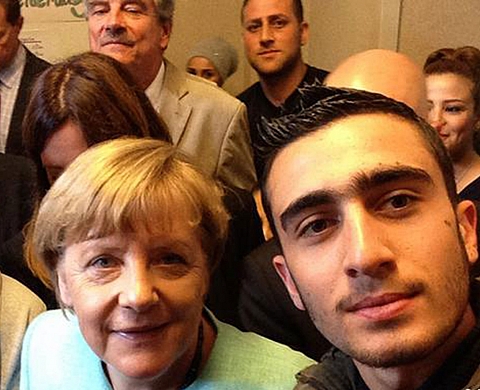 Le selfie d’un réfugié avec Merkel mène à un procès contre Facebook
