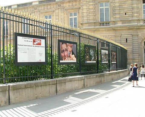 L'actualité réagit sur les grilles du Sénat Visa pour l'Image  SPECIAL 20 ANS A PARIS